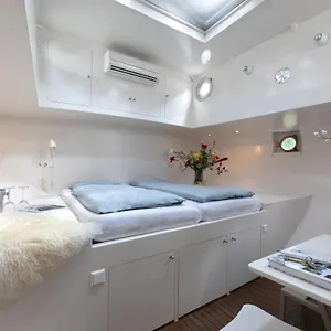 Bed & Breakfast Houseboat Volle Maan, Amsterdam